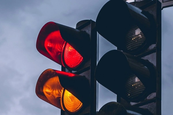 Rote Ampel schaltet von gelb auf rot